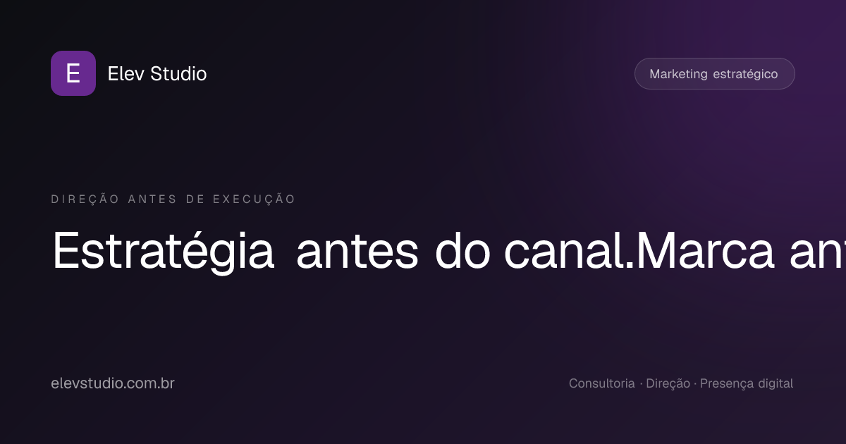 Mesa de estrategia com notebook, anotações e identidade visual da Elev Studio